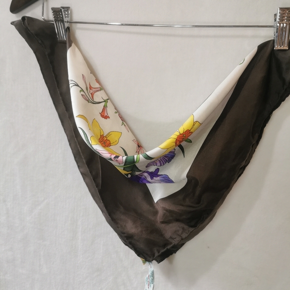 Authentic Gucci Vittorio Accornero Floral Scarf - 32" x 32" Orchid 100% Silk - Picture 2 of 15